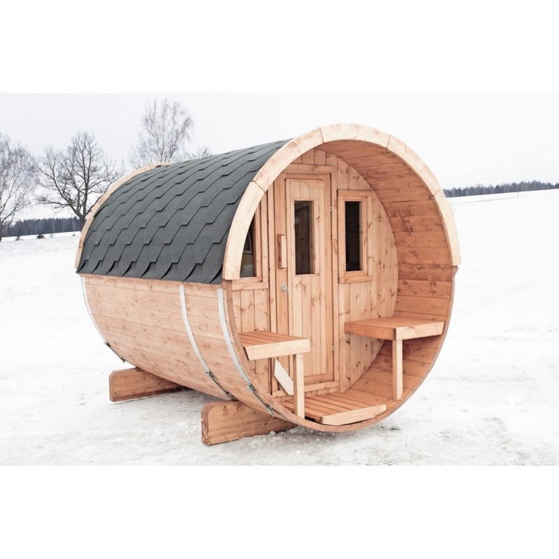venkovní Sudová sauna 250 jako třešní krytina je použita asfaltová šindel, dveře sauny jsou dřevěné s mírným prosklením